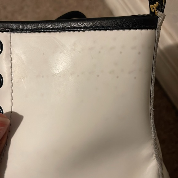 White leather Dr. Martens like new little wear. There are a few faint black dots - Picture 4 of 6